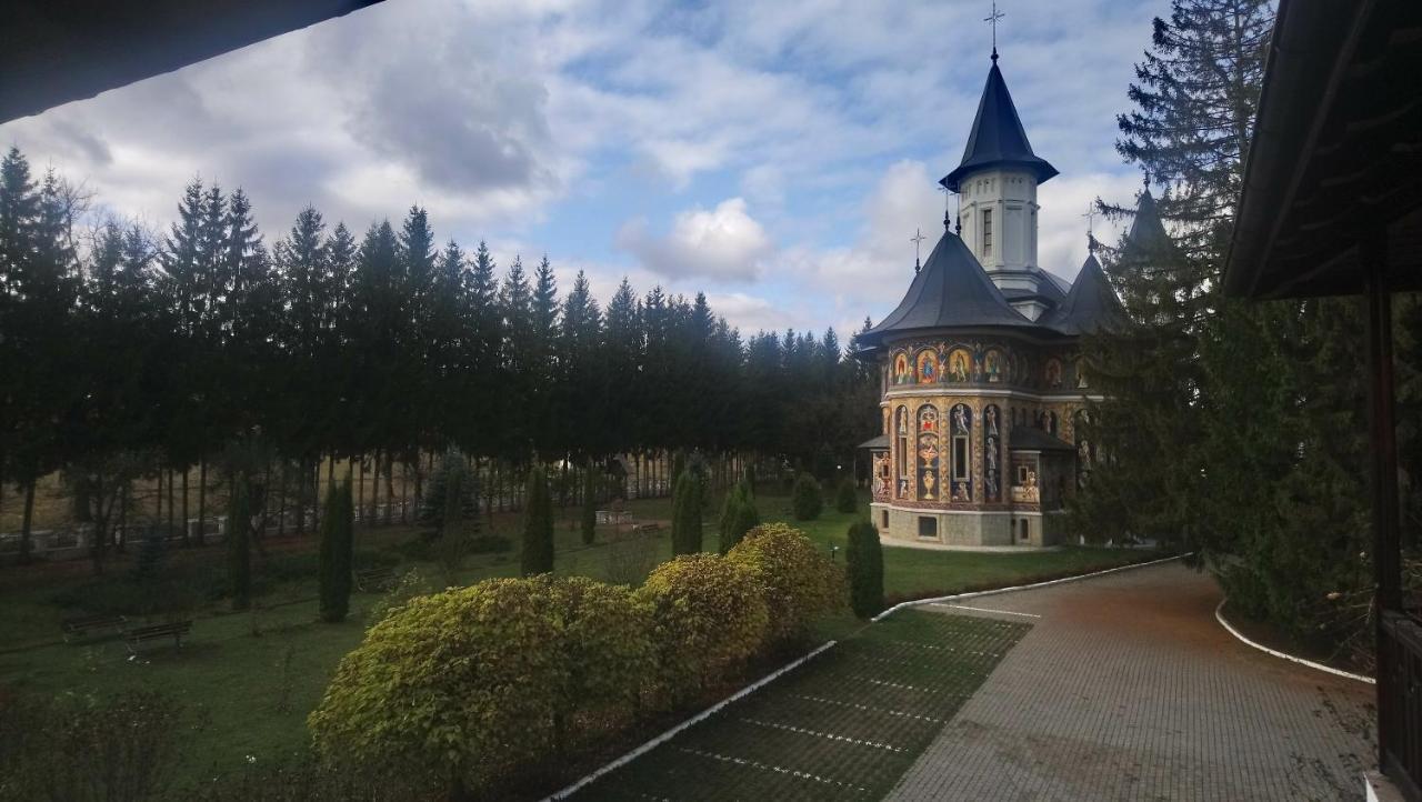 Casa "Ierusalim-Hozeva-Hozeva" Guest House Minastirea Neamt Exterior photo